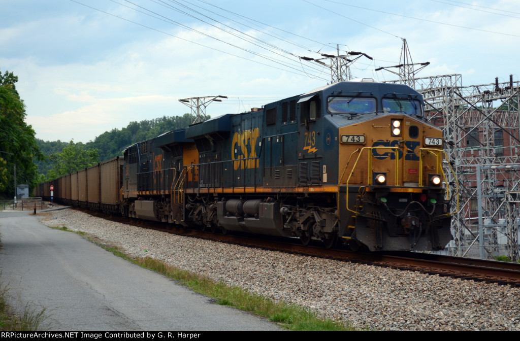 CSXT 743 with a train of SCWX coal hoppers in tow